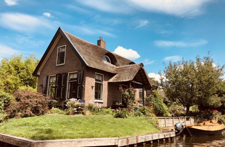 Boat trip in Giethoorn - enjoy the Dutch Venice for a day